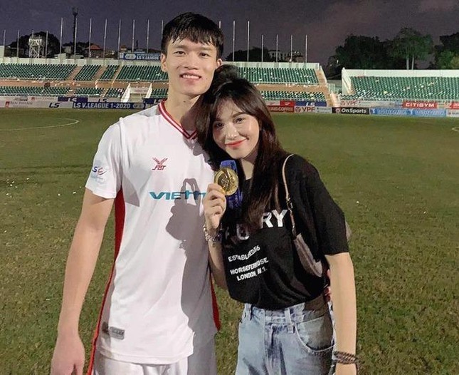 Bạn gái của tiền vệ Hoàng Đức rạng rỡ tạo dáng cùng tấm HCV của U23-5