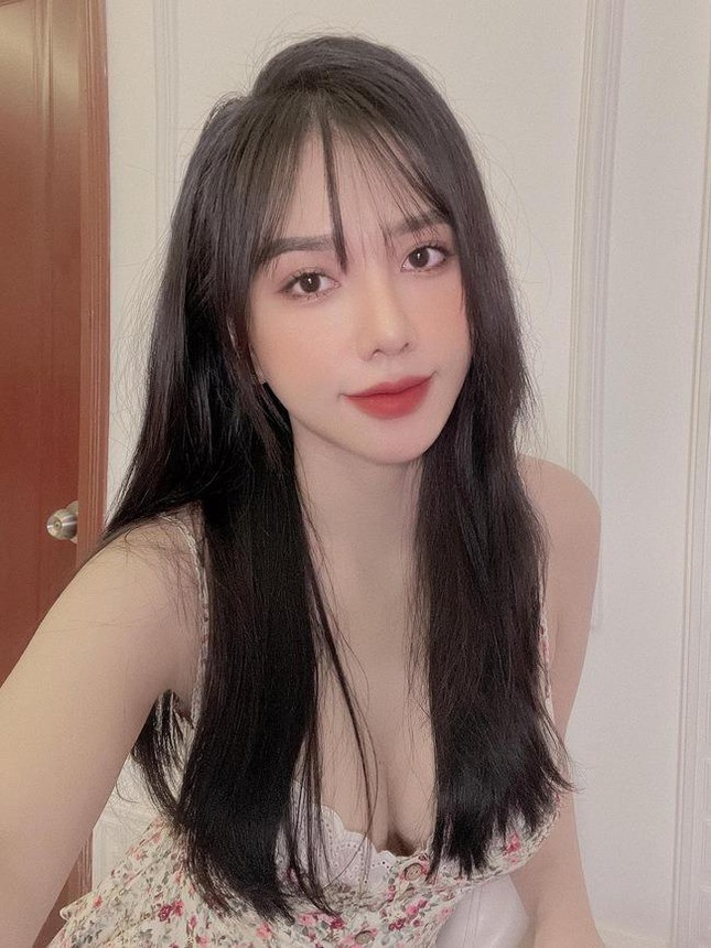 Bạn gái của tiền vệ Hoàng Đức rạng rỡ tạo dáng cùng tấm HCV của U23-6