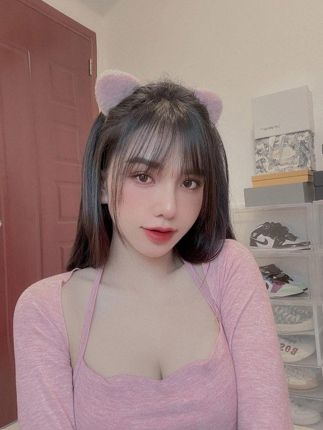 Bạn gái của tiền vệ Hoàng Đức rạng rỡ tạo dáng cùng tấm HCV của U23-4