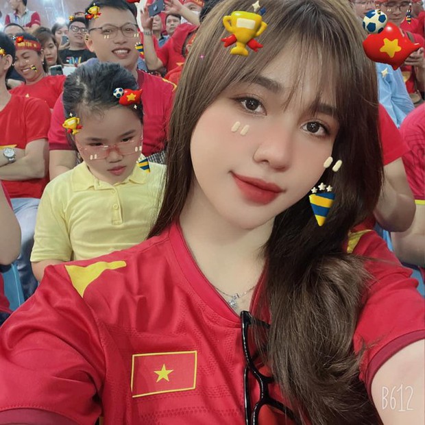 Bạn gái của tiền vệ Hoàng Đức rạng rỡ tạo dáng cùng tấm HCV của U23-1