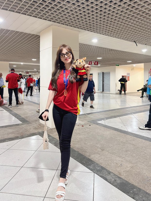 Bạn gái của tiền vệ Hoàng Đức rạng rỡ tạo dáng cùng tấm HCV của U23-2