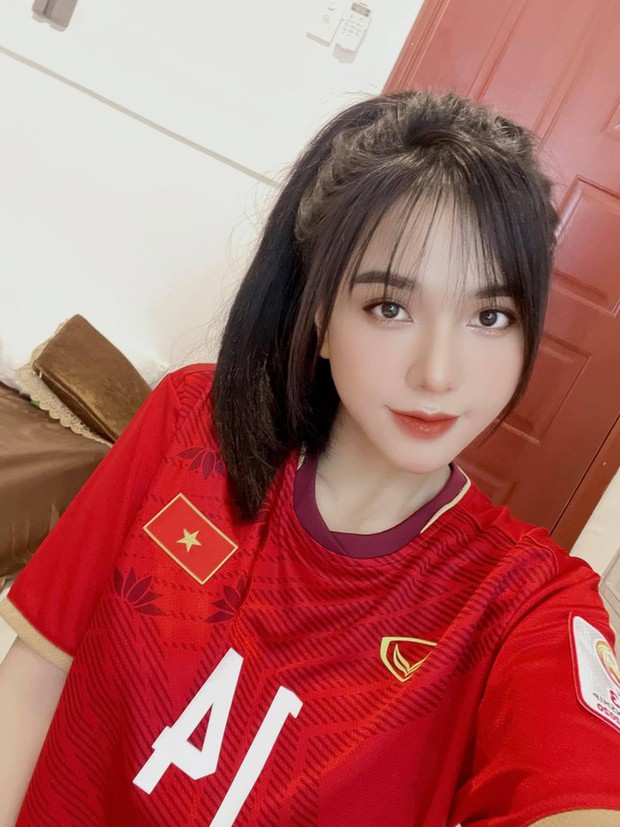 Bạn gái của tiền vệ Hoàng Đức rạng rỡ tạo dáng cùng tấm HCV của U23-11