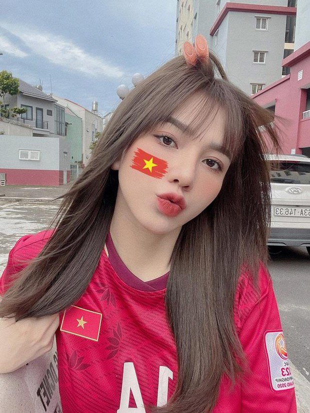 Bạn gái của tiền vệ Hoàng Đức rạng rỡ tạo dáng cùng tấm HCV của U23-12