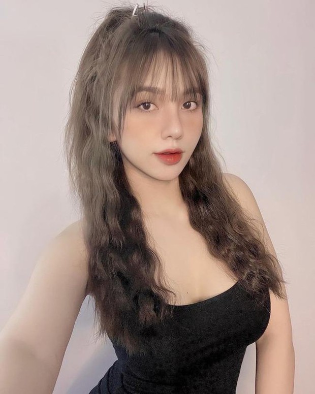 Bạn gái của tiền vệ Hoàng Đức rạng rỡ tạo dáng cùng tấm HCV của U23-13