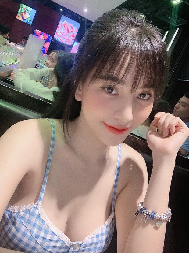 Bạn gái của tiền vệ Hoàng Đức rạng rỡ tạo dáng cùng tấm HCV của U23-14