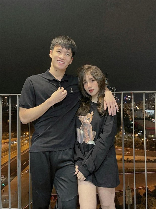 Bạn gái của tiền vệ Hoàng Đức rạng rỡ tạo dáng cùng tấm HCV của U23-3