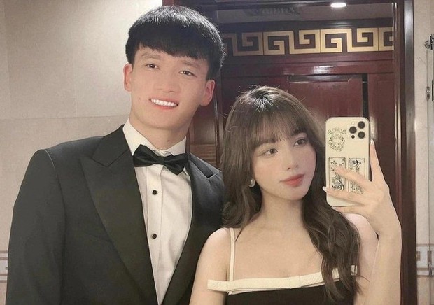 Bạn gái của tiền vệ Hoàng Đức rạng rỡ tạo dáng cùng tấm HCV của U23-7