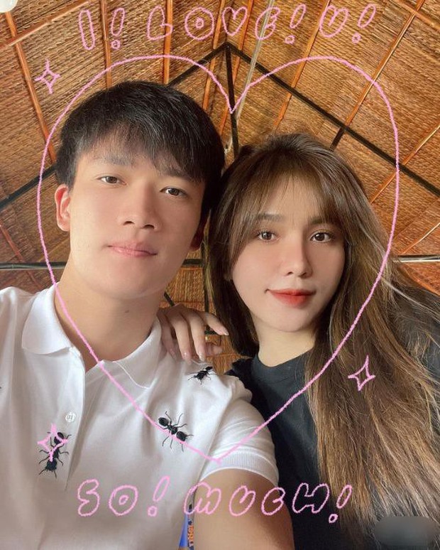 Bạn gái của tiền vệ Hoàng Đức rạng rỡ tạo dáng cùng tấm HCV của U23-8