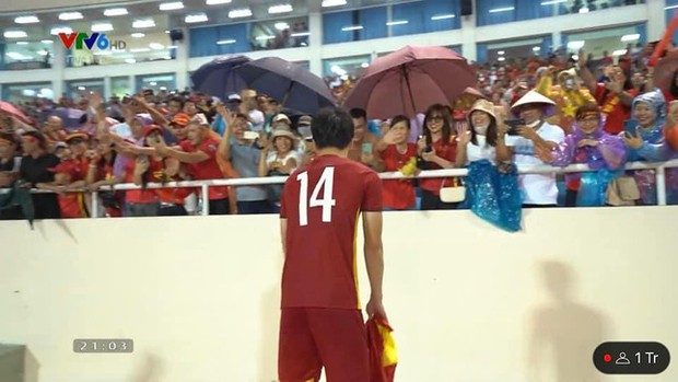 Bạn gái của tiền vệ Hoàng Đức rạng rỡ tạo dáng cùng tấm HCV của U23-10