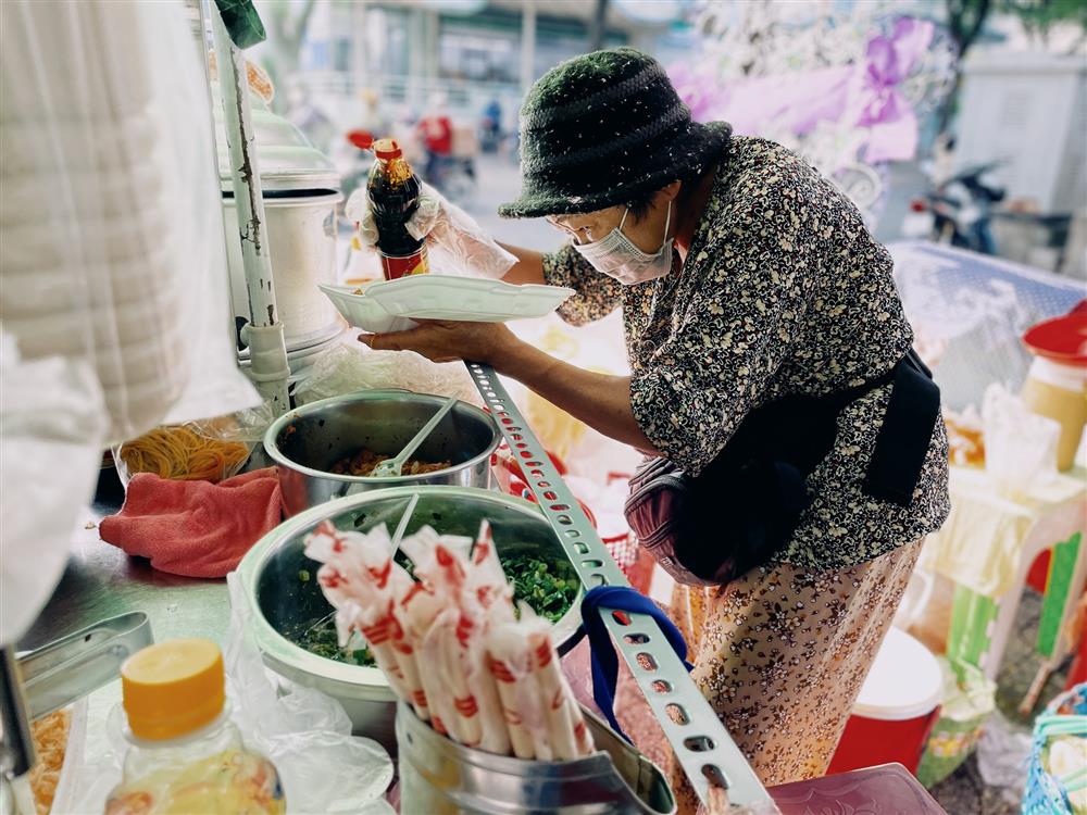 Giá xăng tăng cao kỷ lục và gánh nặng bão giá đè lên vai lao động nghèo ở TP.HCM: Đã khổ, nay khổ thêm!-4