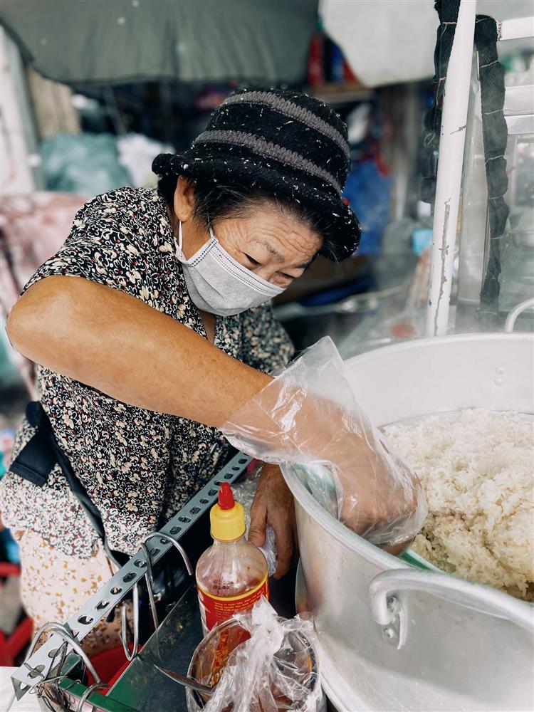 Giá xăng tăng cao kỷ lục và gánh nặng bão giá đè lên vai lao động nghèo ở TP.HCM: Đã khổ, nay khổ thêm!-6