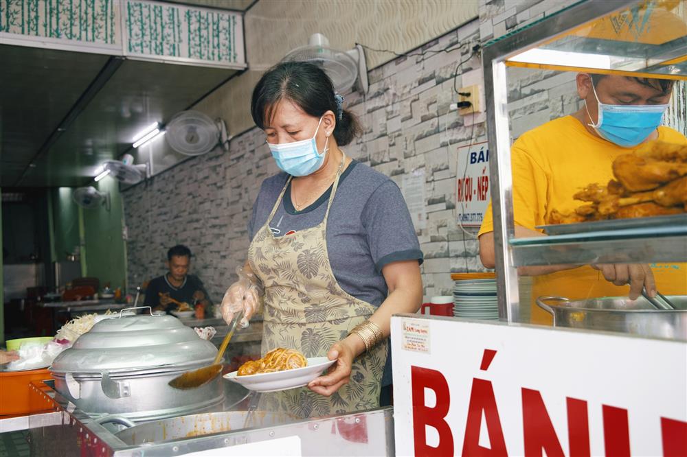 Giá xăng tăng cao kỷ lục và gánh nặng bão giá đè lên vai lao động nghèo ở TP.HCM: Đã khổ, nay khổ thêm!-10