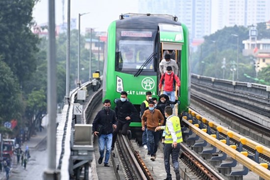 Tàu Cát Linh đột ngột dừng trong mưa: Do chuyển từ lái tự động sang có người điều khiển?