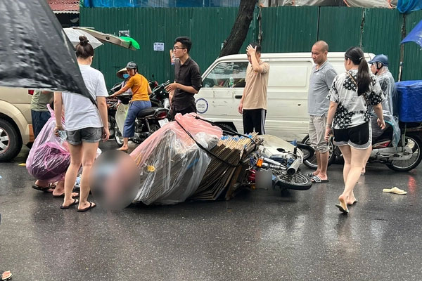 Hà Nội: Cụ ông 72 tuổi đi xe máy tử vong thương tâm sau tai nạn, một phụ nữ tự ý rời khỏi hiện trường-1