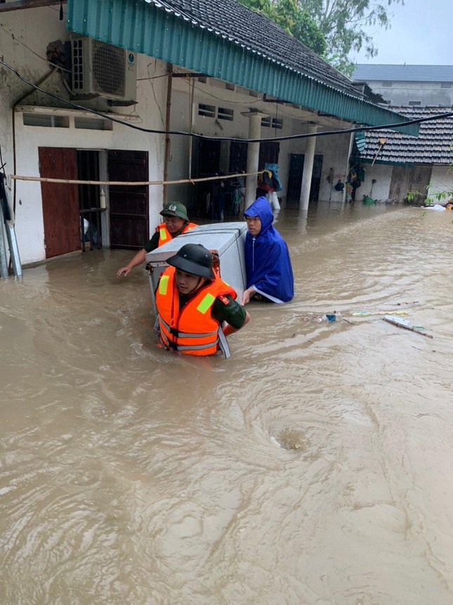 Nhiều khu vực ở Vĩnh Phúc ngập sâu, công an dầm mình cứu tài sản cho dân-5
