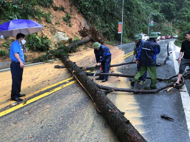 Nhiều khu vực ở Vĩnh Phúc ngập sâu, công an dầm mình cứu tài sản cho dân-7