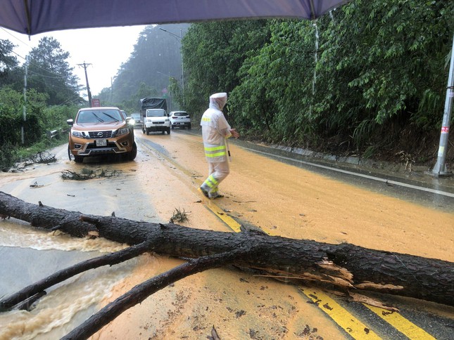 Nhiều khu vực ở Vĩnh Phúc ngập sâu, công an dầm mình cứu tài sản cho dân-8