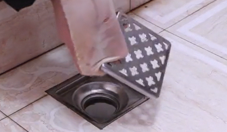 Đeo tất vào nắp cống thoát sàn phòng tắm có tác dụng thật hữu ích nhưng nhiều người không biết-1