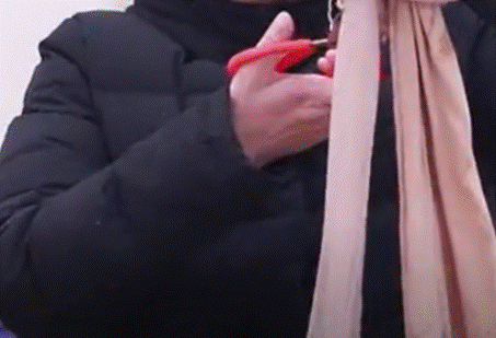 Đeo tất vào nắp cống thoát sàn phòng tắm có tác dụng thật hữu ích nhưng nhiều người không biết-2