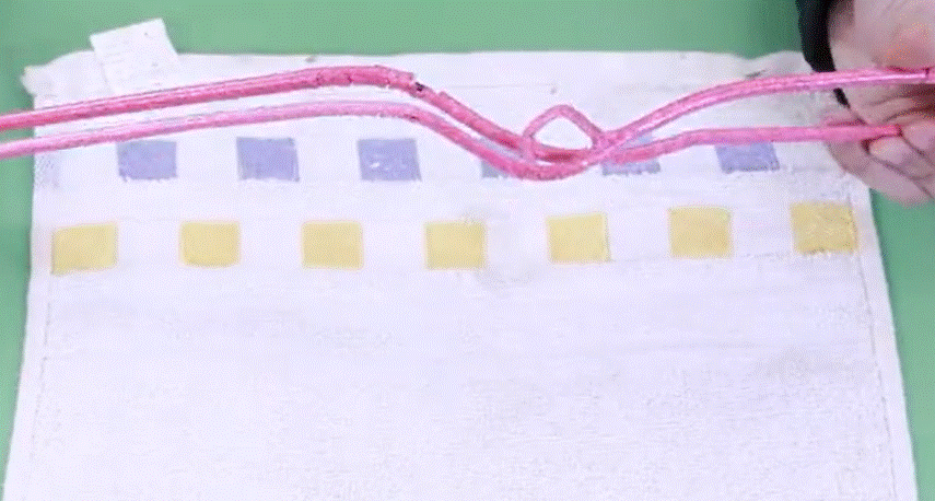 Đeo tất vào nắp cống thoát sàn phòng tắm có tác dụng thật hữu ích nhưng nhiều người không biết-3