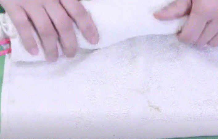 Đeo tất vào nắp cống thoát sàn phòng tắm có tác dụng thật hữu ích nhưng nhiều người không biết-4