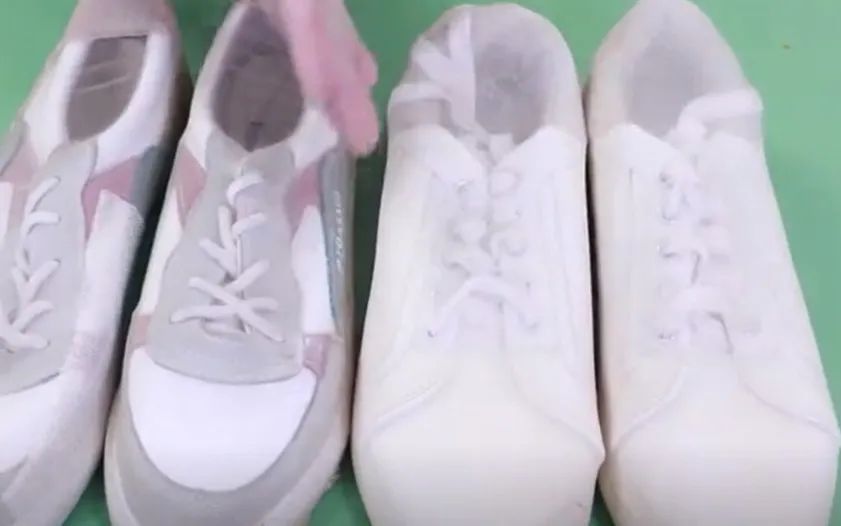 Đeo tất vào nắp cống thoát sàn phòng tắm có tác dụng thật hữu ích nhưng nhiều người không biết-9