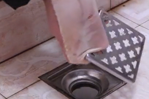 Đeo tất vào nắp cống thoát sàn phòng tắm có tác dụng thật hữu ích nhưng nhiều người không biết
