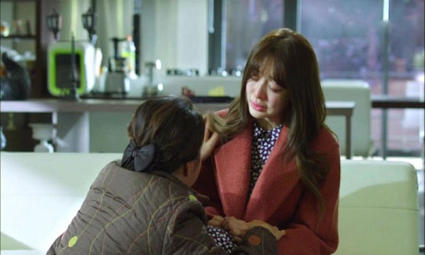 Trở về nhà lúc đêm khuya, tôi giật mình vì mẹ chồng đứng trước cổng, bà cầu xin một điều khiến tôi bật khóc-1