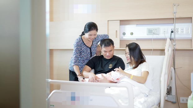 Vân Hugo hạ sinh con đầu lòng với ông xã doanh nhân-4