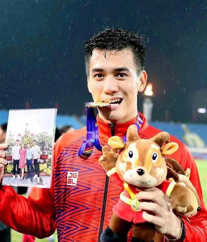 Tiến Linh toàn mặc đồ hiệu-1