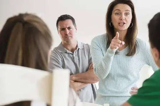 Cha mẹ càng thiếu hiểu biết càng thích gieo rắc 4 kiểu suy nghĩ này vào đầu con cái: Tương lai trẻ sẽ rất kém triển vọng