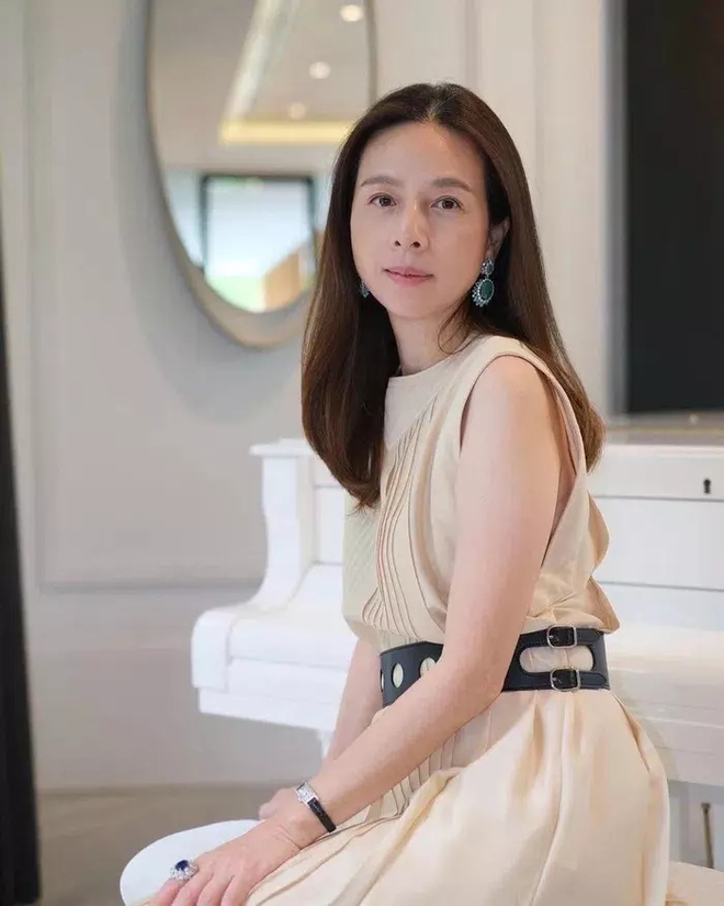 Trưởng đoàn bóng đá Thái Lan: Nữ đại gia mặc sang mọi lúc, trẻ tới độ không ai nghĩ U60-10