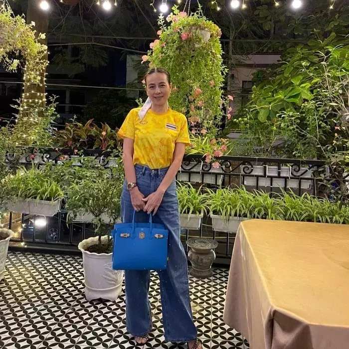 Trưởng đoàn bóng đá Thái Lan: Nữ đại gia mặc sang mọi lúc, trẻ tới độ không ai nghĩ U60-4