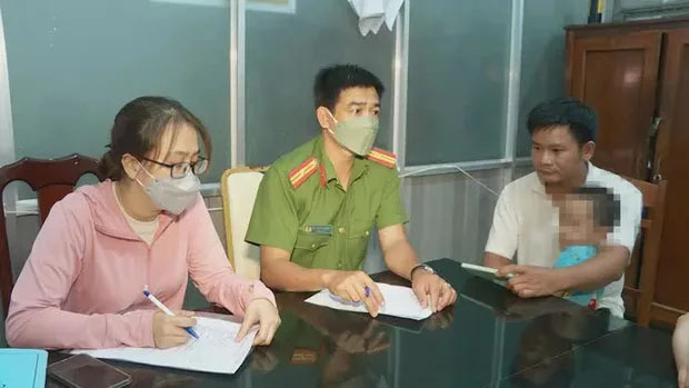 Chính quyền nói gì về việc chậm tìm kiếm cháu trai bị mẹ khai tử khi còn sống?-1
