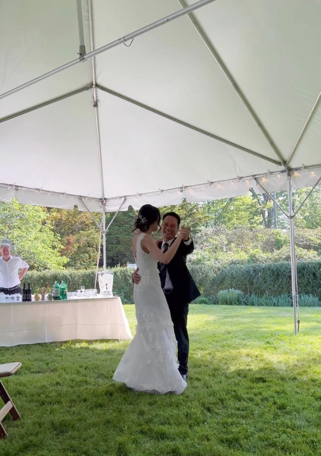 Mỹ Linh tự tay đeo hoa tai cho con gái riêng của chồng trong ngày cưới-3