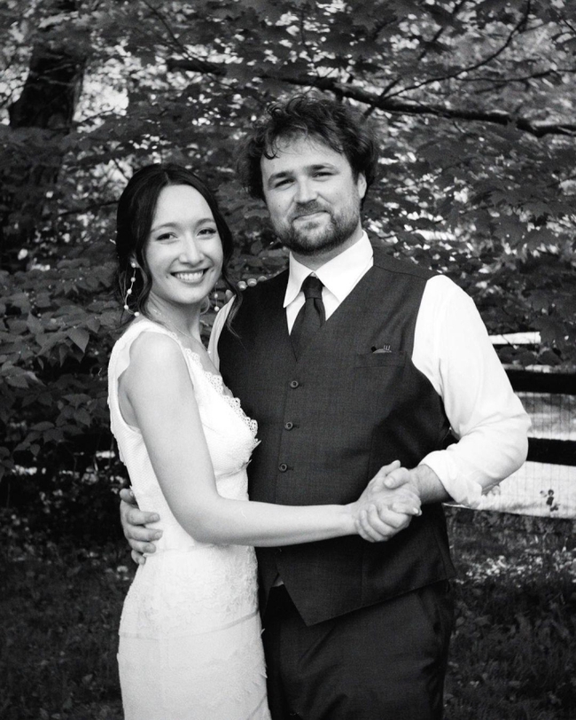 Mỹ Linh tự tay đeo hoa tai cho con gái riêng của chồng trong ngày cưới-9