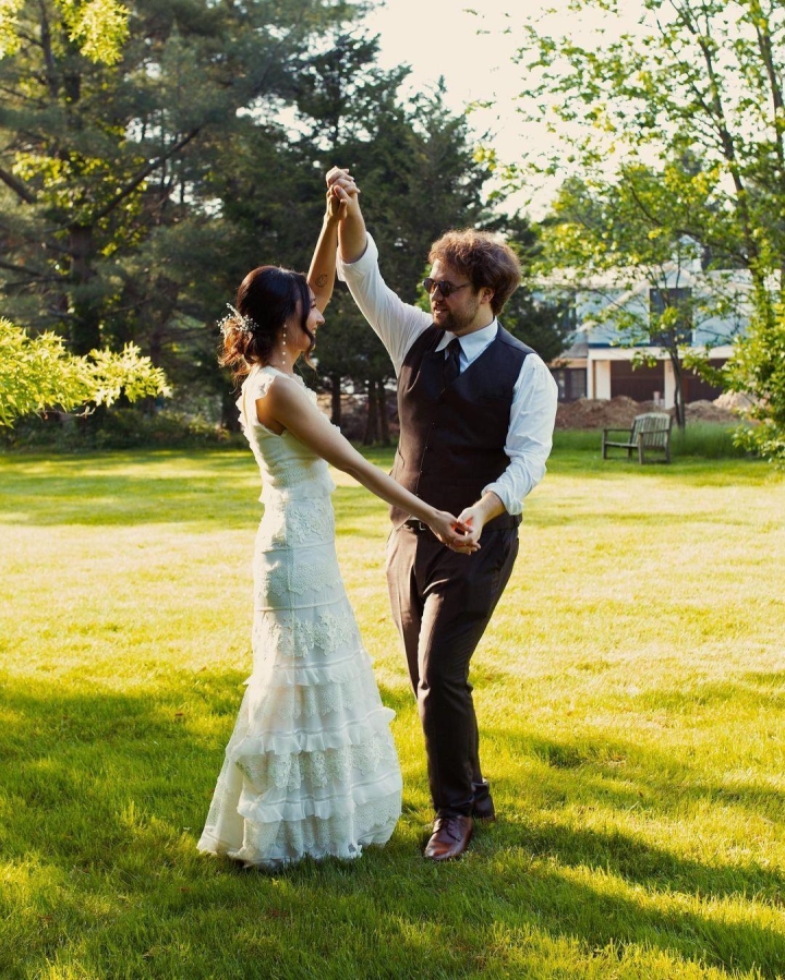 Mỹ Linh tự tay đeo hoa tai cho con gái riêng của chồng trong ngày cưới-5