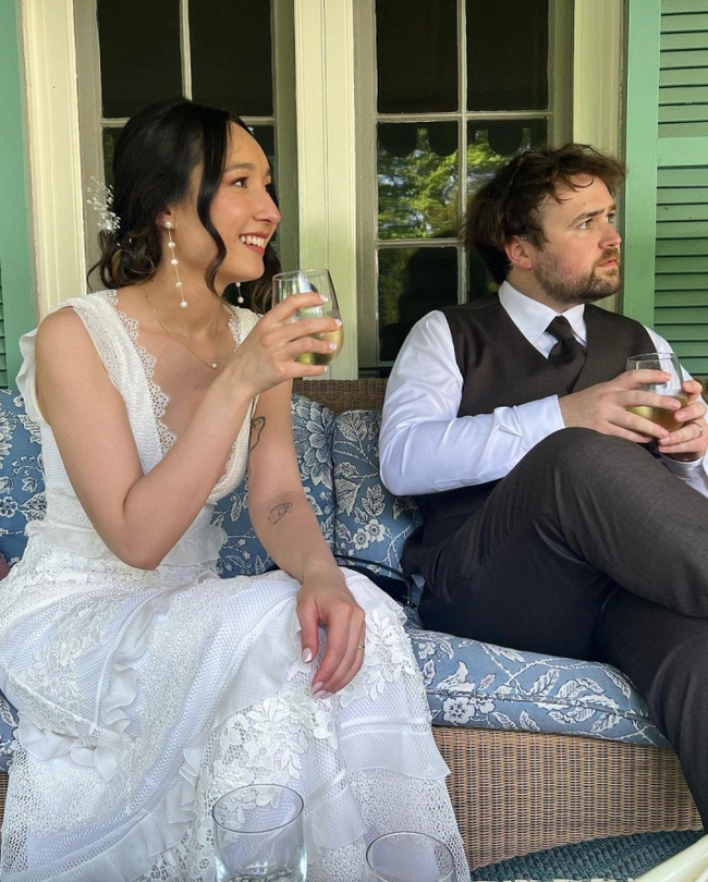 Mỹ Linh tự tay đeo hoa tai cho con gái riêng của chồng trong ngày cưới-8