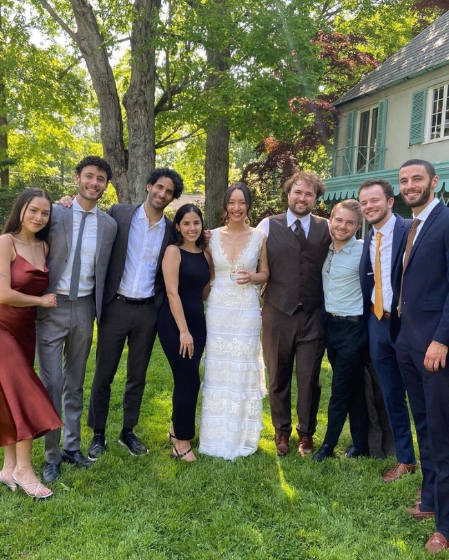 Mỹ Linh tự tay đeo hoa tai cho con gái riêng của chồng trong ngày cưới-7