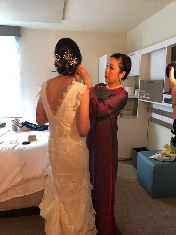 Mỹ Linh tự tay đeo hoa tai cho con gái riêng của chồng trong ngày cưới-1