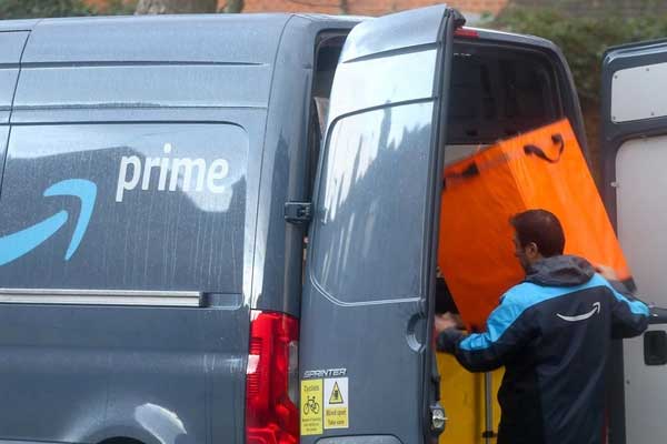 Góc khuất của Amazon: Nhân viên bị máy móc giám sát đến mức phải đi tiểu vào chai, chỉ cần ngơi tay máy sẽ rung chuông báo động vì Jeff Bezos tin rằng ai rồi cũng lười thôi-1