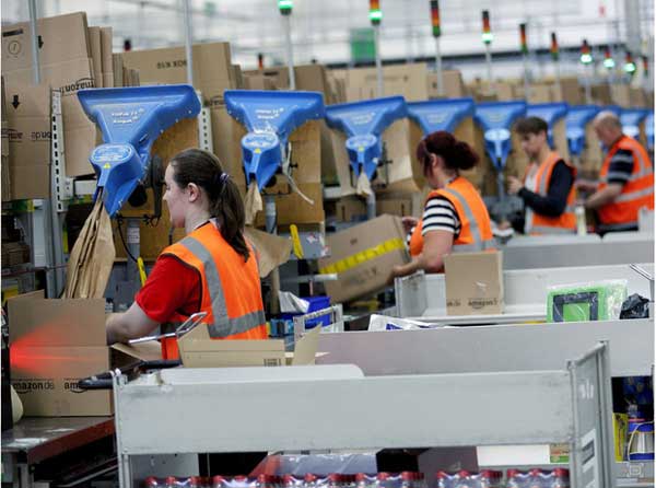 Góc khuất của Amazon: Nhân viên bị máy móc giám sát đến mức phải đi tiểu vào chai, chỉ cần ngơi tay máy sẽ rung chuông báo động vì Jeff Bezos tin rằng ai rồi cũng lười thôi-2