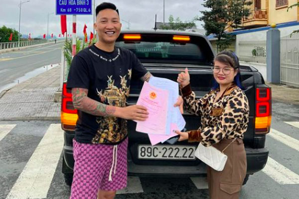 Bắt nóng thanh niên đâm thương vong 2 cha con rồi leo lên mái nhà cố thủ-3