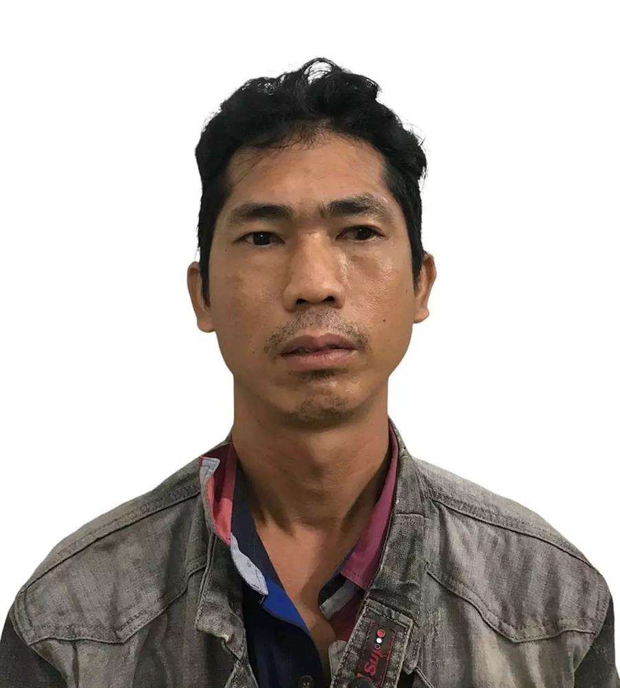 Bắt nóng thanh niên đâm thương vong 2 cha con rồi leo lên mái nhà cố thủ-1