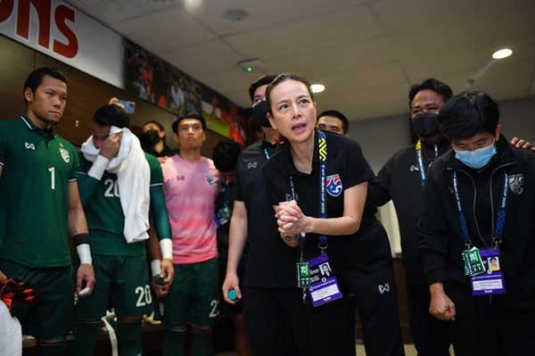 Madam Pang - nữ tỷ phú gây sốt CĐM vì quá chất, chi tiền khủng để nâng tầm bóng đá Thái Lan: Hậu duệ gia tộc sở hữu 117 tỷ USD, bén duyên với thể thao nhờ suýt... mù-10