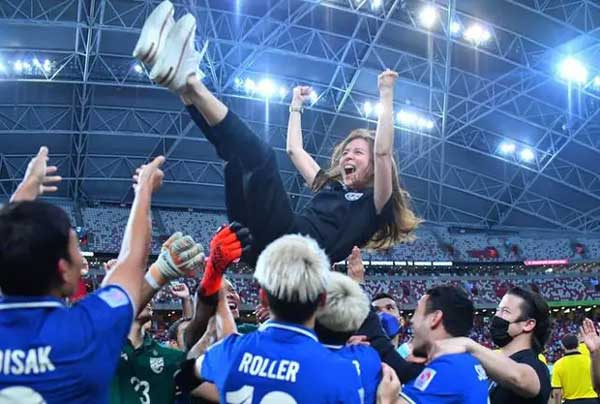 Madam Pang - nữ tỷ phú gây sốt CĐM vì quá chất, chi tiền khủng để nâng tầm bóng đá Thái Lan: Hậu duệ gia tộc sở hữu 117 tỷ USD, bén duyên với thể thao nhờ suýt... mù-9