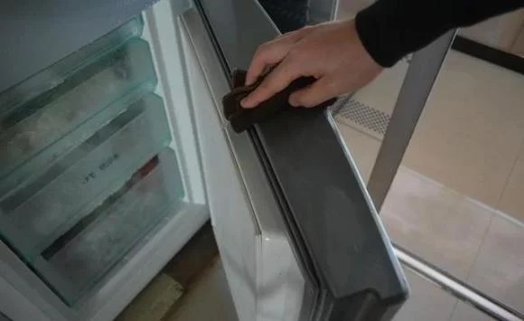 Tủ lạnh bẩn đừng lau bằng nước lã: Làm cách này mới sạch, loại bỏ hết vi khuẩn-3