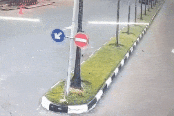 Bay qua dải phân cách, ô tô đâm người phụ nữ bất tỉnh tại chỗ