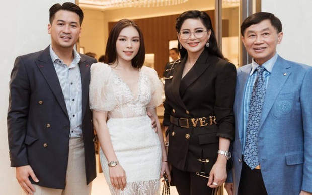 Cô gái sắp cưới con tỷ phú Johnathan Hạnh Nguyễn: Từng là mẫu ảnh ở Hà Nội, được trao vị trí cấp cao trong tập đoàn của vua hàng hiệu-8