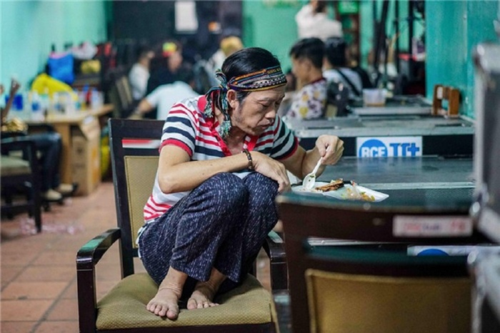 Lan truyền hình ảnh NSƯT Hoài Linh ngồi co hai chân ăn cơm hộp hậu ồn ào từ thiện, thực hư thế nào?-2